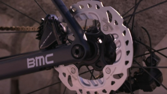 Il freno a disco della BMC del Team Dimension Data.