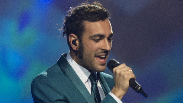 Marco Mengoni canta microfono vestito blu