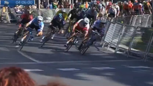 Matteo Trentin si lancia verso il rettilineo finale