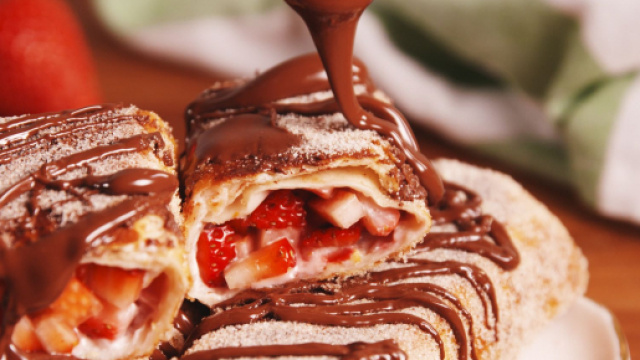 Chimichangas ripieni di cheesecake alle fragole