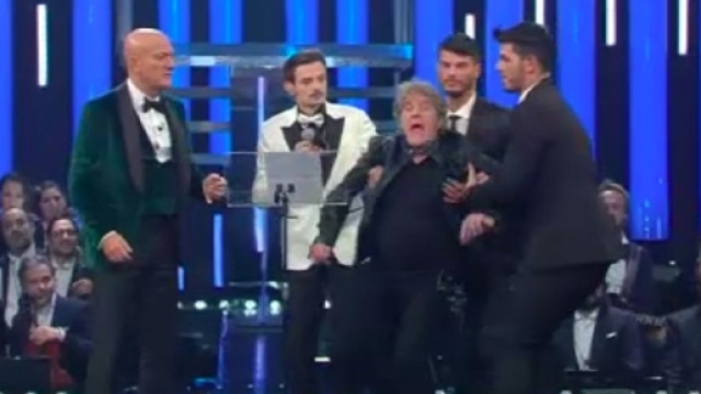 Fausto Reali protagonista di una gag sul palco dell'Ariston