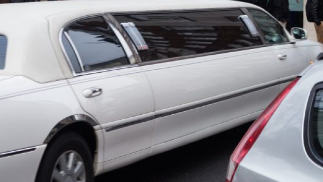 Bari, a 8 anni va a scuola in limousine: le altre mamme protestano