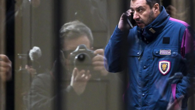 Salvini con la divisa della polizia