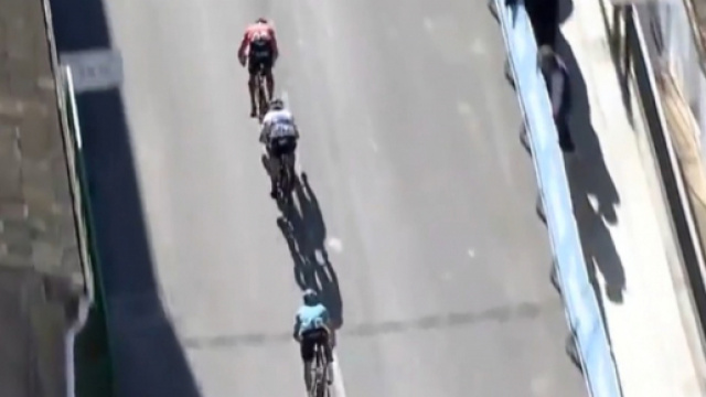 La volata finale con Van Avermaet davanti a tutti