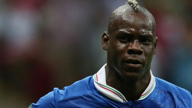 Mario Balotelli con la maglia della nazionale italiana.