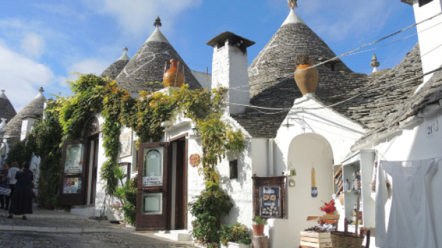 Puglia, l'odissea delle guide turistiche: concorso finito e tesserini non ancora arrivati