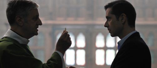 Escena de 'Gracias a Dios' de Fran&ccedil;ois Ozon, con el Padre Peyrat ante una de sus v&iacute;ctimas, a quien va a dar la Comuni&oacute;n.