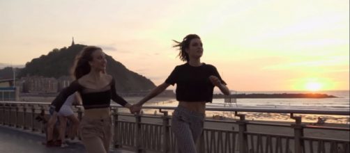 Natalia (derecha), en el videoclip de "Don't ask". / YouTube