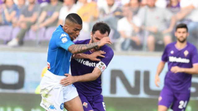 Allan e l'ex capitano della Fiorentina, Badelj, lottano per un pallone a centrocampo.