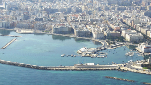 Bari, lunghe code all'ufficio Anagrafe per cambio di residenza: rischio truffa Reddito di Cittadinanza