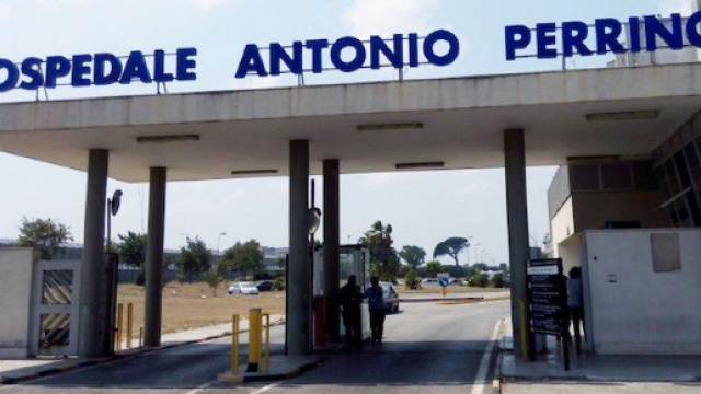 Brindisi, medico si esercita in sala operatorio con pollo e manzo: scatta indagine Asl