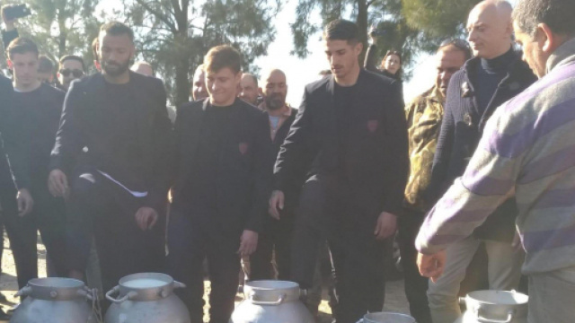 I giocatori del Cagliari versano il latte in solidariet&agrave; con i pastori