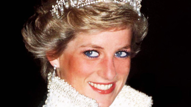 Lady Diana felice corona abito bianco