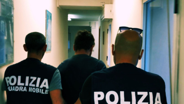 L'uomo &egrave; stato arrestato dagli agenti della Squadra Mobile della Polizia.