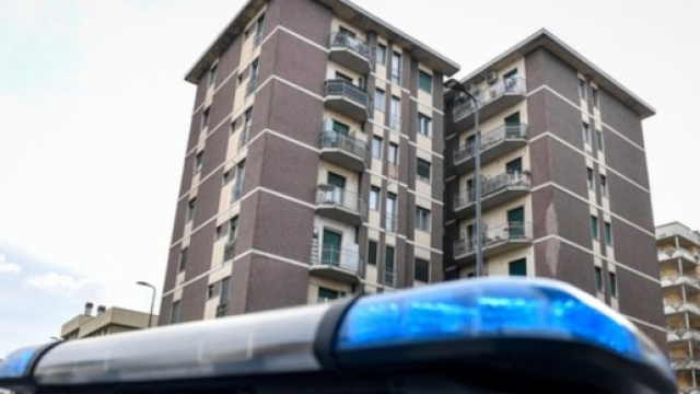 Milano, bimba di 3 anni cade dal quinto piano.