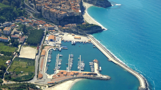 Tropea, ferito uomo presso il porto cittadino, avviate le indagini