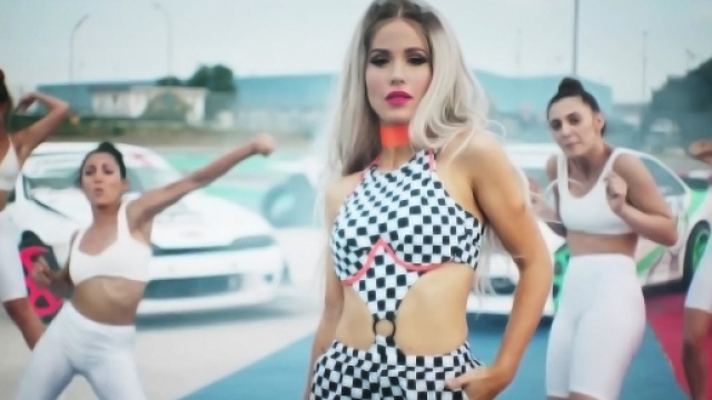 Amanda Lear boccia i tormentoni di Baby K a Sanremo Young. Blasting News