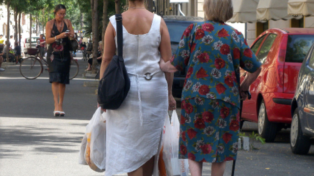 Badanti, stipendio e diritti in Italia e Svizzera, le differenze.