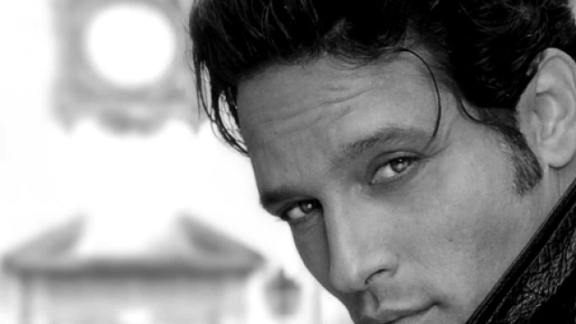 Gabriel Garko in vacanza con l'amico Gabriele Rossi: al dito anulare spunta un anello sospetto.