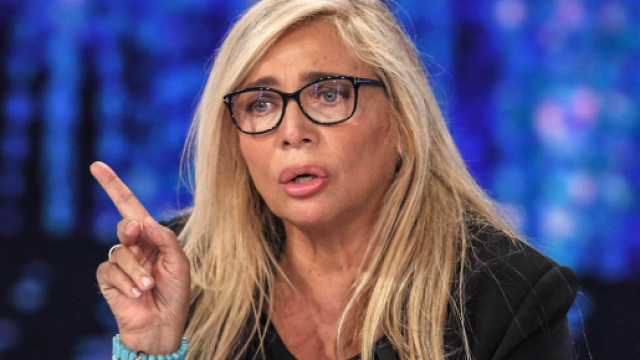 Mara Venier a Domenica In lancia, forse, una frecciatina alla rivale Barbara D'Urso.