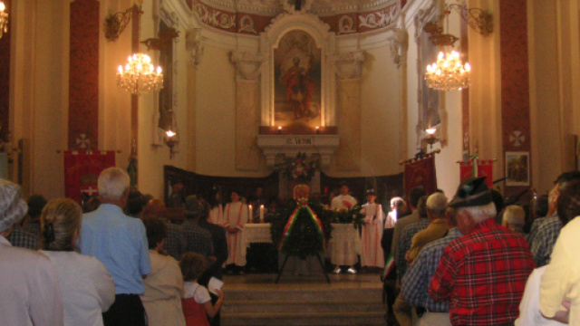 Roma: sale sull'altare e urla al microfono di essere Dio.