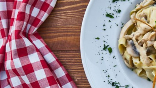 Secondo uno studio americano mangiare la pasta di sera non fa ingrassare e aiuta a rilassarsi. (Canva)