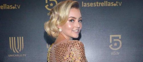 Bem humorada, atriz culpou seu marido, Sebasti&aacute;n Rulli, pela gafe. (Imagem: Televisa)