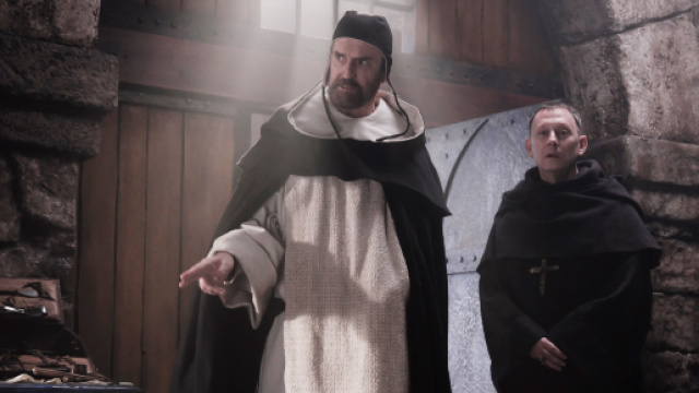 Il nome della rosa: una scena con Rupert Everett e Michael Emerson ... - movieplayer.it