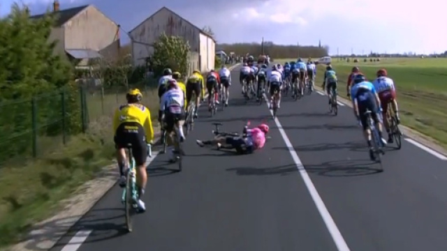 Parigi Nizza, l'incidente a Rigoberto Uran