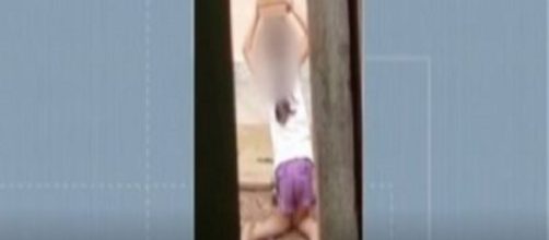 Homem filma uma crian&ccedil;a sendo maltratada pela pr&oacute;pria m&atilde;e (Foto: Facebook)