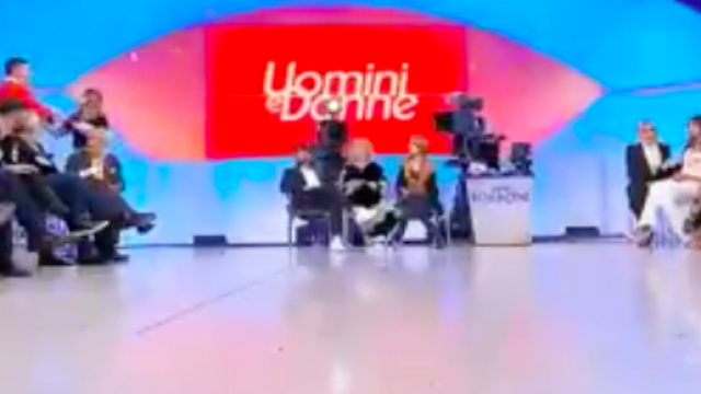 Roberta schiaffeggia Riccardo (credit: Uomini e Donne)