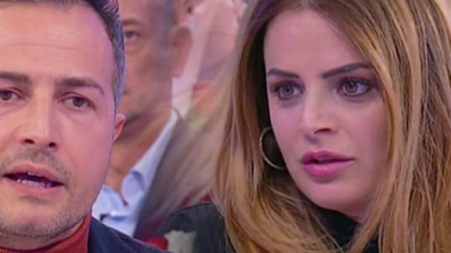 Uomini e Donne: Riccardo riceve una sberla da Roberta, poi fa un lento con Ida Platano.