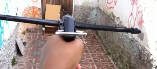 Besta: arma medieval pode ser comprada legalmente em loja de pesca online. (Foto: Reprodu&ccedil;&atilde;o/YouTube)
