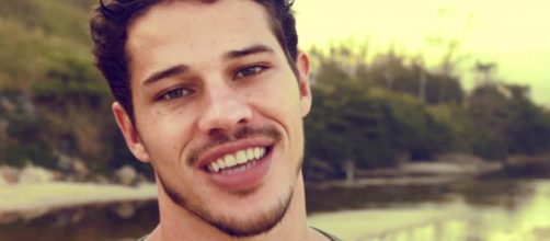 Jos&eacute; Loreto aparece no futebol, com alian&ccedil;a de casamento (Foto: Acervo/ Blasting News)