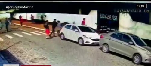 V&iacute;deo mostra alunos evacuando escola em Suzano. (Imagem Reprodu&ccedil;&atilde;o Jovem Pan)