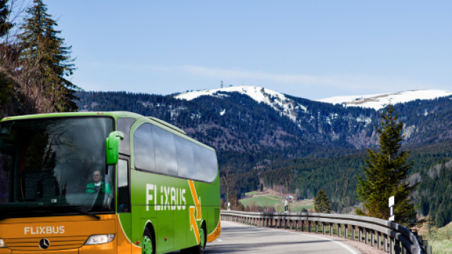 Francia, autisti Flixbus ammanettati e chiusi in celle separate: 'Portate migranti'