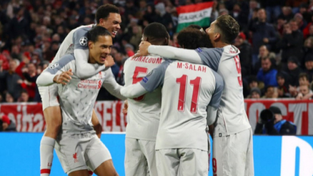 La gioia dei giocatori del Liverpool che battono il Bayern e volano nei quarti di finale di Champions League