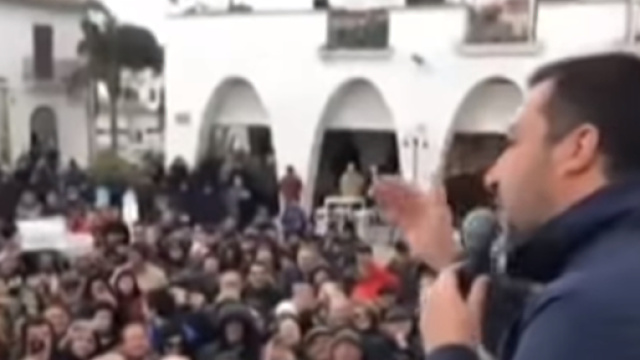 Matteo Salvini continua a ricevere contestazioni, ma lui non si sottrae alle contestazioni