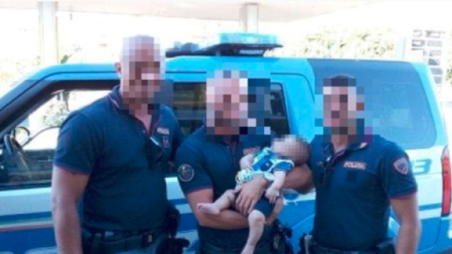 Napoli, bimbo cianotico non respira: i poliziotti lo rianimano in strada davanti a tutti - Teleclubitalia.