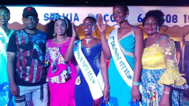 Le Maire de la Commune d'Arrondissement de Yaound&eacute; 6 Mr Yoki Onana, l'artiste Lady Ponce, et les Miss de la foire FEMY 6 (c) Simone Virginie Nga