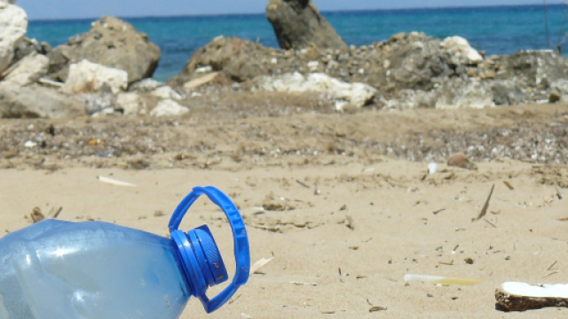 Puglia, stop alla plastica in spiaggia: primo divieto in Italia