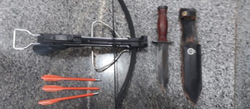 Professor armado com fac&atilde;o e besta invade Secretaria de Educa&ccedil;&atilde;o (Reprodu&ccedil;&atilde;o/Pol&iacute;cia Militar)