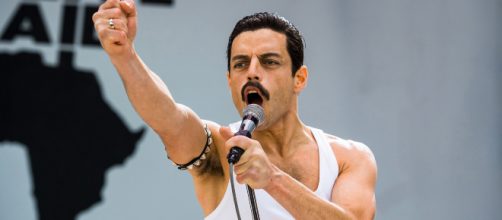 Rami Malek surpreende ao imitar trejeitos de Freddy Mercury, l&iacute;der da banda Queen - Foto: acervo Blasting News