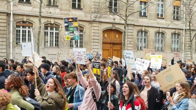 A Parigi migliaia i giovani in piazza per l'ambiente.