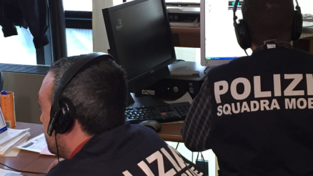 Maresciallo trova l'ex moglie con l'amante assessore: lo ricatta scattandogli foto os&eacute;.