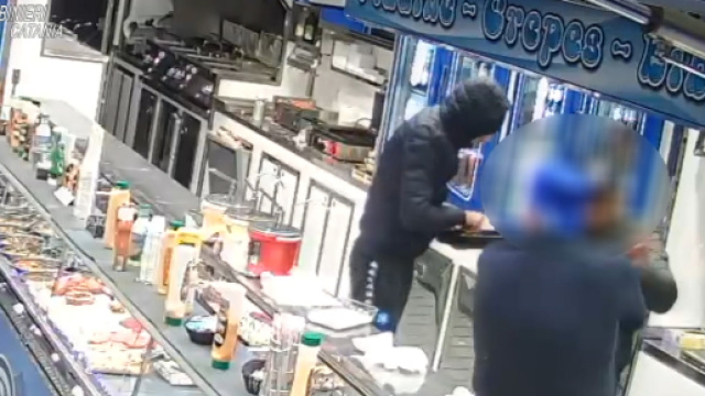 Prendono a schiaffi dipendente e rapinano panineria, due arresti