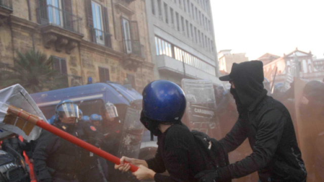 Scuola Diaz: condanna a 3 milioni di risarcimento erariale per i poliziotti colpevoli dei pestaggi e delle torture.