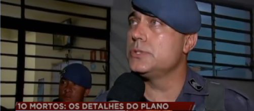 'J&aacute; tinha alguns adolescentes correndo e alguns corpos no ch&atilde;o&rsquo;, revelou o 1&ordm; PM a entrar na escola ap&oacute;s o massacre (Foto: Reprodu&ccedil;&atilde;o / RecordTV)