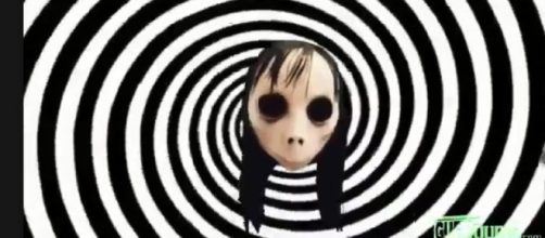 Momo ressurge e ensina crian&ccedil;as a cortarem os pulsos. (Foto: Reprodu&ccedil;&atilde;o/Youtube)