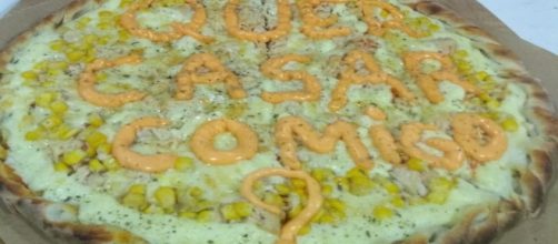 Pedido de casamento &eacute; escrito em uma pizza. (Foto: Reprodu&ccedil;&atilde;o/Arquivo pessoal)